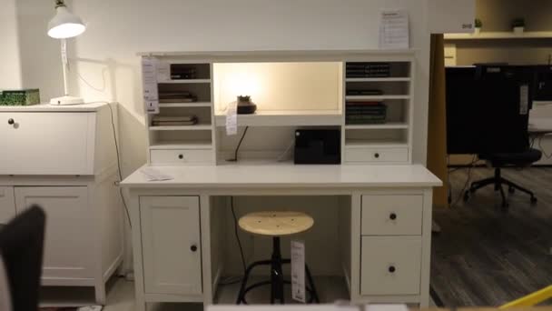 Weißer Schreibtisch zum Verkauf, umgeben von mehr weißen Möbeln im Geschäft für Bürobedarf - Filmmaterial, Video