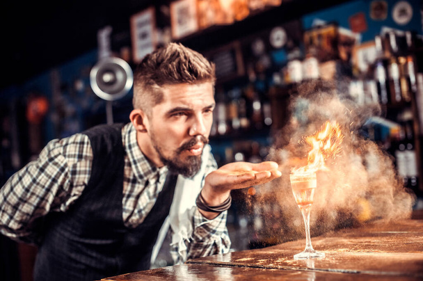 Barman concocts a cocktail on the beerhouse - Foto, Imagen