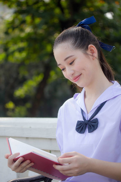 asia thai Junior estudiante de secundaria uniforme hermosa chica sonrisa y relajarse - Foto, Imagen