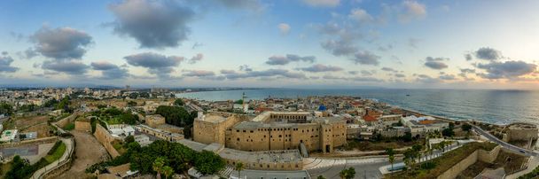 Vista aérea do pôr do sol do verão de Acco, Acre, Akko cidade velha medieval com telhado verde Al Jazzar mesquita e palácio cruzado, muralhas da cidade, mercado árabe, salão de cavaleiros, túneis cruzados, em Israel - Foto, Imagem
