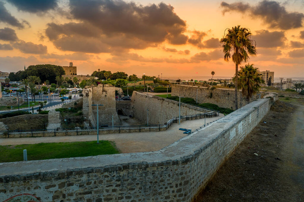 Vue aérienne du coucher du soleil d'été d'Acco, Acre, Akko vieille ville médiévale avec toit vert Mosquée Al Jazzar et palais des croisés, murs de la ville, marché arabe, salle des chevaliers, tunnels des croisés, en Israël - Photo, image