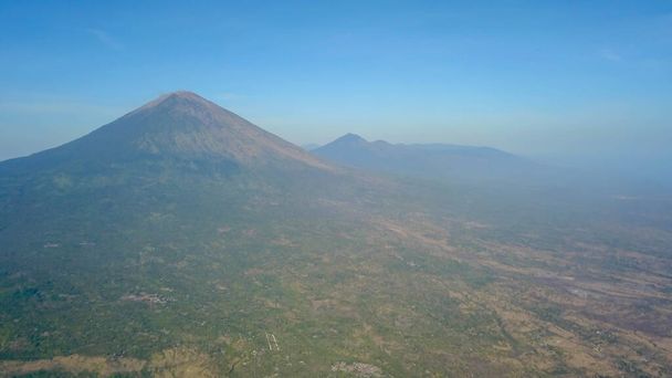 Чудовий схід сонця на вулкані. Вид на вулкан Агун з вершини Батура. Індонезія, Балі. - Фото, зображення