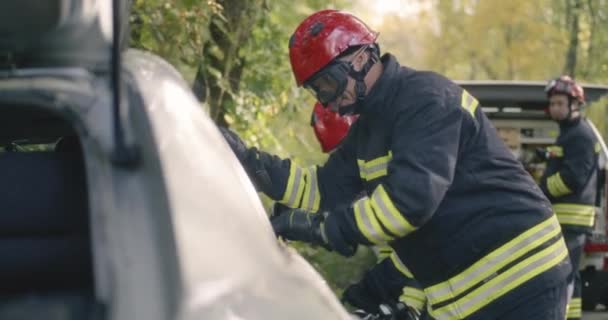 Palomiehet yrittävät avata auton - Materiaali, video