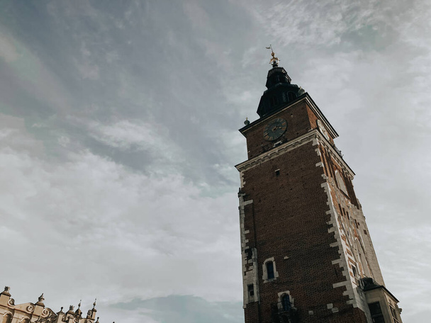 22.10.2020 Krakau Polen. Oude binnenstad, een centrum zonder mensen, een natuurlijk levendige foto van Krakau 's architectuur. - Foto, afbeelding
