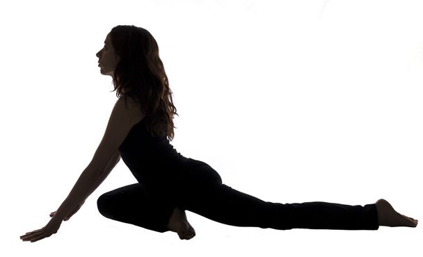 duif poseren in yoga, silhouet - Foto, afbeelding