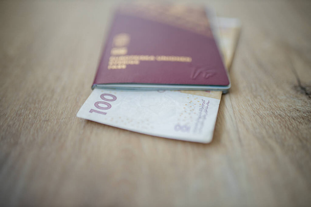 100 Dirham marocchini Bill parzialmente all'interno di un passaporto svedese - Foto, immagini