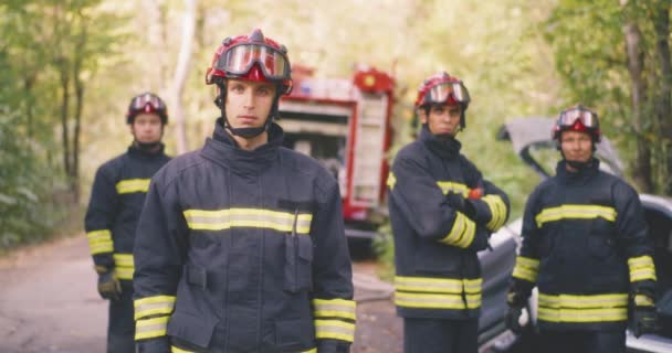 Luottavaiset palomiehet onnettomuuspaikalla - Materiaali, video