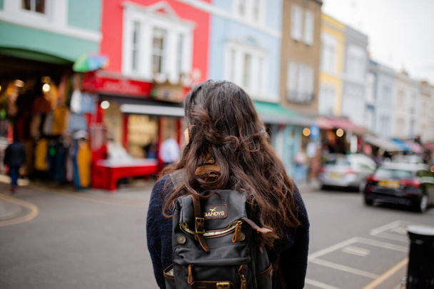 Donna in piedi di fronte a un quartiere britannico sfocato - Foto, immagini