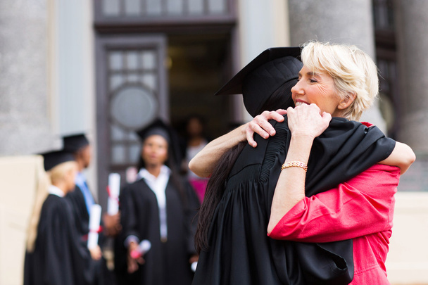 Graduate hugging mother - Valokuva, kuva