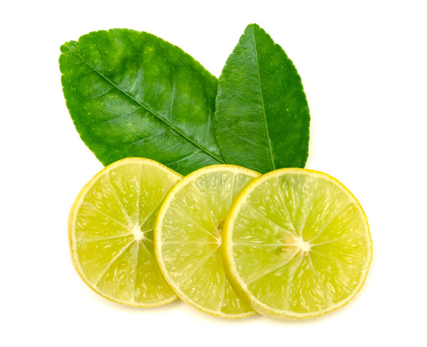 Rebanada de limón amarillo y hojas aisladas sobre fondo blanco - Foto, imagen