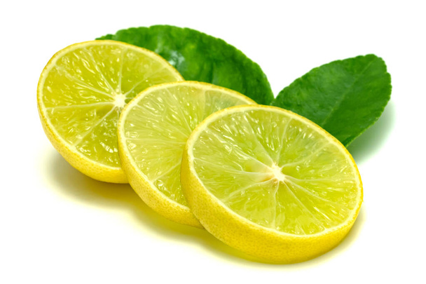 Fetta di limone giallo e foglie isolate su sfondo bianco - Foto, immagini