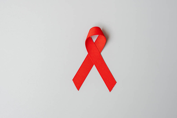 Cinta Roja para apoyar a las personas que viven y enferman. Salud y concepto de sexo seguro. Diciembre Día Mundial del SIDA y mes de concientización sobre el cáncer del mieloma múltiple - Foto, Imagen