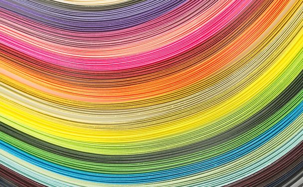 Abstract kleur golf krullen regenboog strip papier op witte achtergrond - Foto, afbeelding