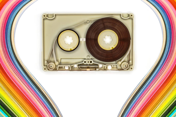kolor fala curl tęcza pasek papier i stare kasety audio otwarte - Zdjęcie, obraz