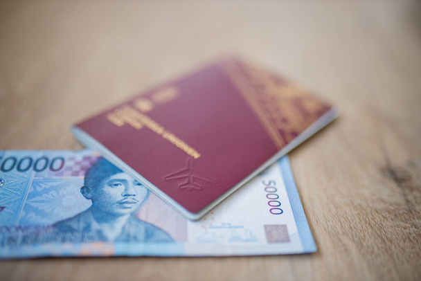 50.000 rupie Bill parzialmente all'interno di un passaporto svedese - Foto, immagini