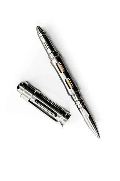 Titanium Tactical Ballpoint Pen op witte achtergrond - Foto, afbeelding