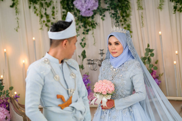 Tournage intérieur pour mariage malais, la mariée et le marié portant le tissu traditionnel malais dans la cérémonie de mariage. Concept Happy & Family - Photo, image