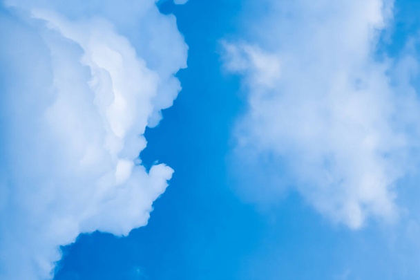 Dromerige blauwe lucht en wolken, spirituele en natuur achtergrond - Foto, afbeelding