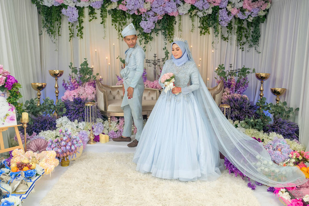 Tournage intérieur pour mariage malais, la mariée et le marié portant le tissu traditionnel malais dans la cérémonie de mariage. Concept Happy & Family - Photo, image