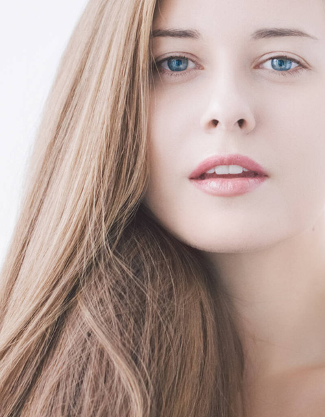 Beauté visage portrait d'une jeune femme, maquillage naturel, soins de la peau et des cheveux - Photo, image