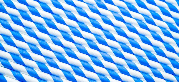 голубая спираль полосатые питьевые соломинки изолированы на белом фоне - Фото, изображение