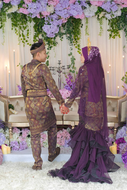 Sisällä ammunta Malaiji häät, morsian ja sulhanen yllään Malaiji perinteinen kangas avioliitto seremonia. Onnellinen & perheen käsite - Valokuva, kuva