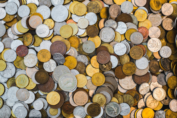 pila de monedas de diferentes países - Foto, Imagen