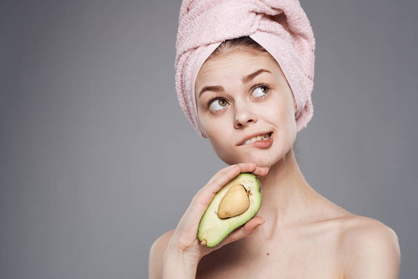 Веселая женщина с полотенцем на голове Здоровые витамины кожи авокадо и спа-процедуры - Фото, изображение