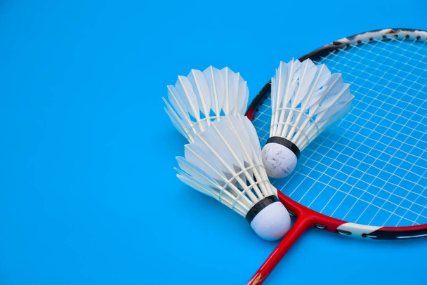 Bílé péro shuttlecock pro badmintonový sport, koncept pro milovníky badmintonu po celém světě. - Fotografie, Obrázek