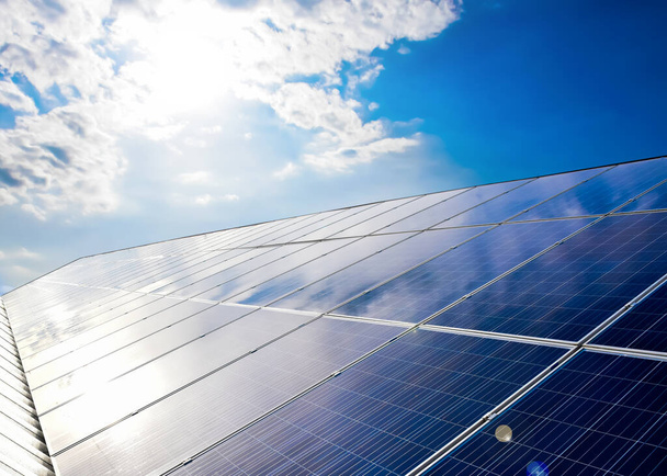 太陽光発電または太陽電池パネルシステム、地球温暖化を減らすために緑と持続可能な電力を使用するための概念. - 写真・画像