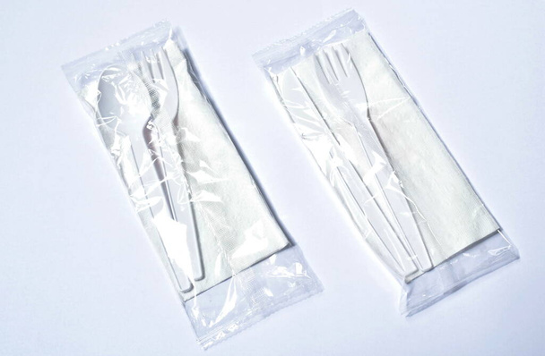 Kunststofflöffel und -gabel mit Messer für Einzelverpackung auf weißem Hintergrund - Foto, Bild