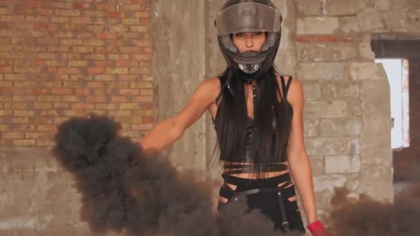 młoda kobieta motocykl kask kolorowy dym bomba - Materiał filmowy, wideo