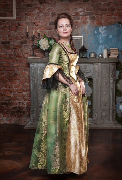 Hermosa mujer en vestido medieval largo
 - Foto, Imagen
