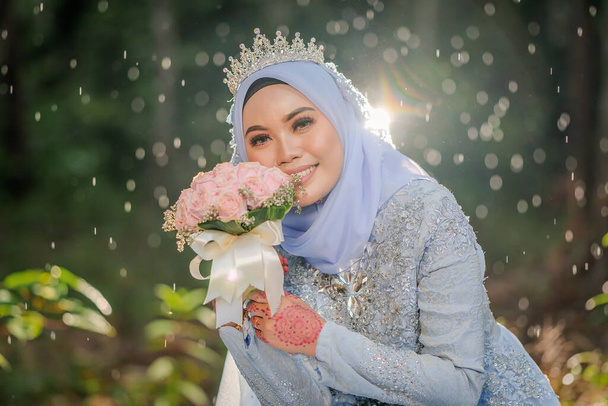 Fotografování ze svatby. Nevěsta nosí dětskou modř Malajský tradiční hadřík v lese. - Fotografie, Obrázek