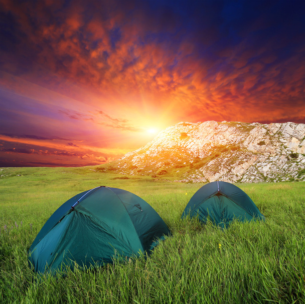 tendas de turistas no prado da montanha
 - Foto, Imagem