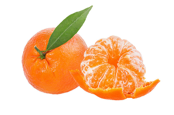 Mandarina, cítricos de mandarina con hoja aislada sobre fondo blanco - Foto, Imagen