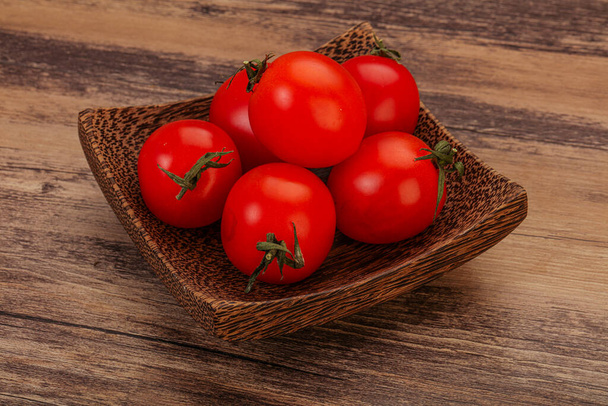Спелый сочный красный помидор черри в миске - Фото, изображение