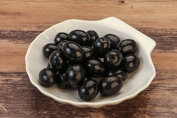 Marinoituja mustia oliiveja kulhossa - Valokuva, kuva
