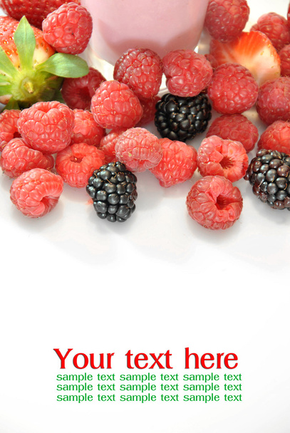 whole strawberries, blackberries and raspberries  - Фото, зображення