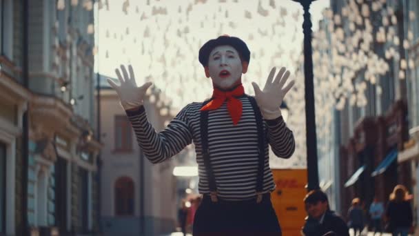 Пантомима печального пантомимы на улице в городе - Кадры, видео