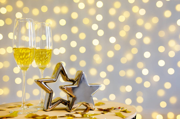 Champagne bicchieri su festivo led luci di sfondo - Foto, immagini