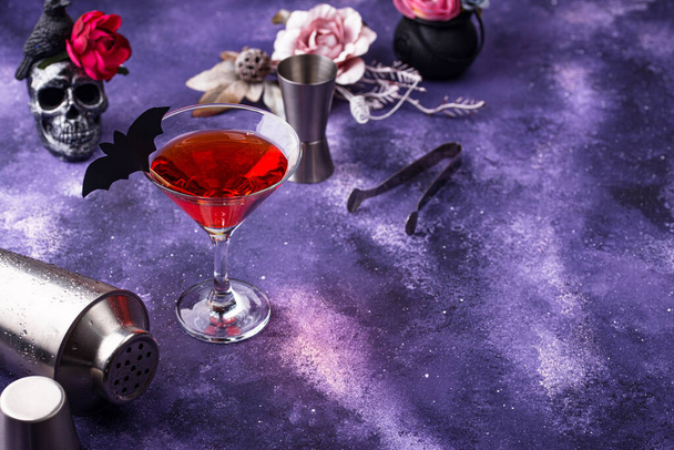 Коктейль мартини на фиолетовом фоне - Фото, изображение