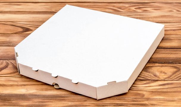 Scatola per pizza sul tavolo di legno.  - Foto, immagini