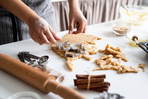 Ruoanlaitto ja leivonta. nainen kädet leivonta evästeet keittiössä - Valokuva, kuva