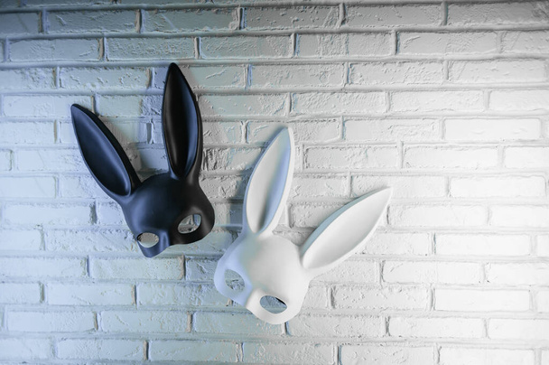 maschera di coniglio bianco e nero su sfondo bianco della parete texture - Foto, immagini
