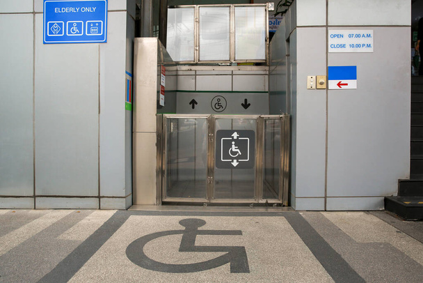 Elevator for people with disabilities. Disabled persons lift near modern apartment facility. The special elevator for the disabled at the entrance to the living house. Equipment with the wheelchair. - Fotoğraf, Görsel