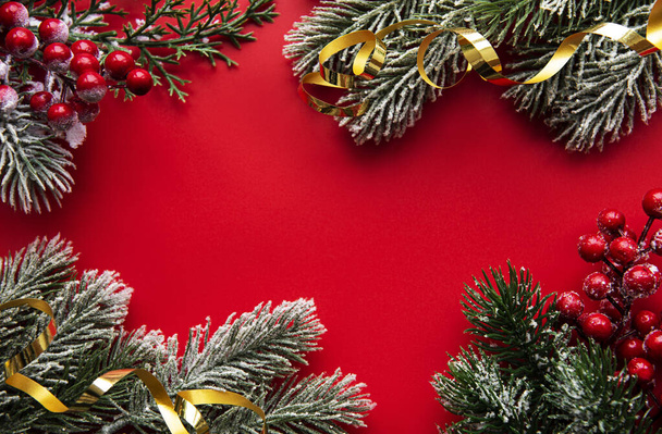 Рождественская композиция Рождественские красные украшения, елки на красном фоне. Плоская кладка, вид сверху, копировальное пространство - Фото, изображение