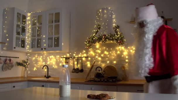 Απογοητευμένος Άγιος Βασίλης σε διακοσμημένη κουζίνα τα Χριστούγεννα - Πλάνα, βίντεο