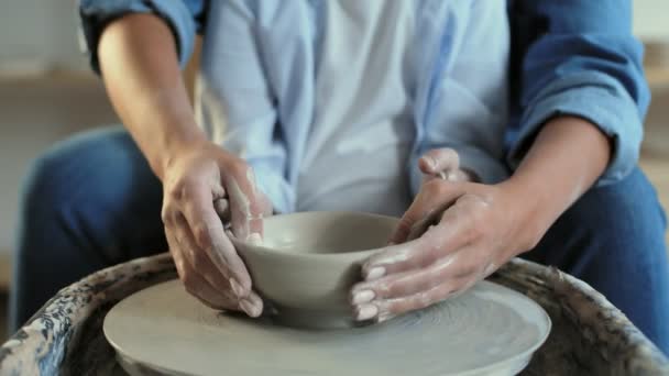 女は息子に土鍋の作り方を教える - 映像、動画