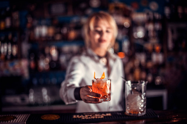Ragazza barman formula un cocktail nel taproom - Foto, immagini